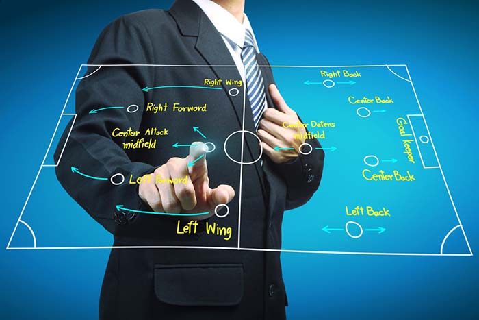 Plan nogometnog menadžera koji pokazuje na stratešku taktičku ploču