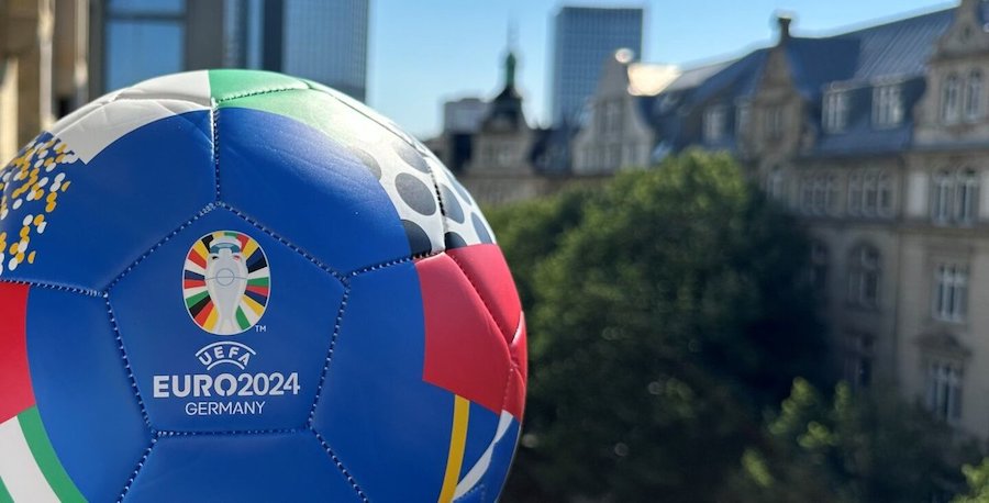 Lopta za Euro 2024. s logotipom i gradom na pozadini